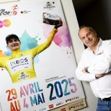 Richard Chassot, directeur du Tour de Romandie, pose avec l'affiche de la 78ème édition du Tour de Romandie